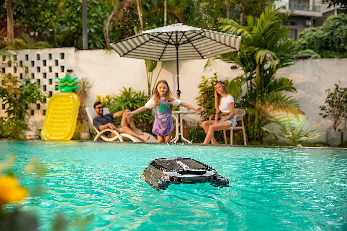 Automated pool cleaning robot operating in an inground pool