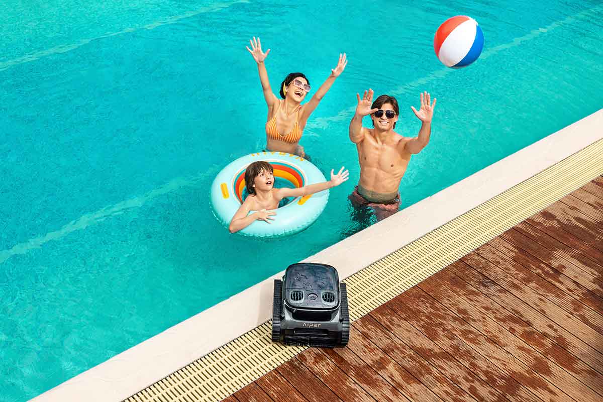 Automated swimming pool vacuum operating underwater