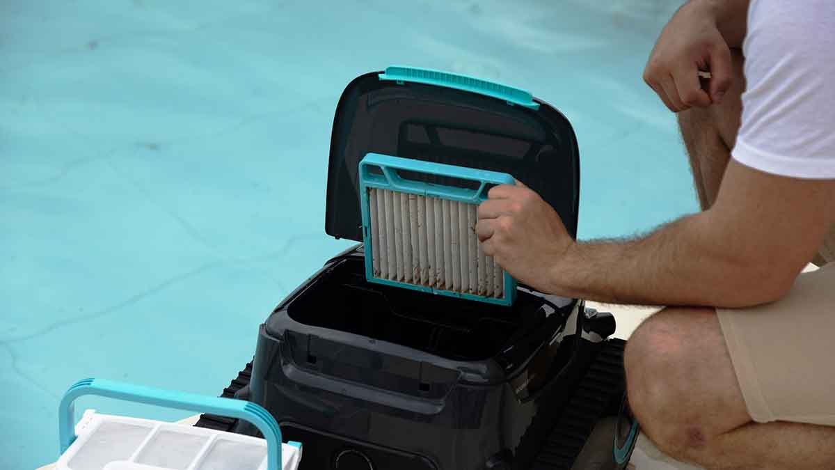 Cordless pool cleaning robot operating without a floating power cable
