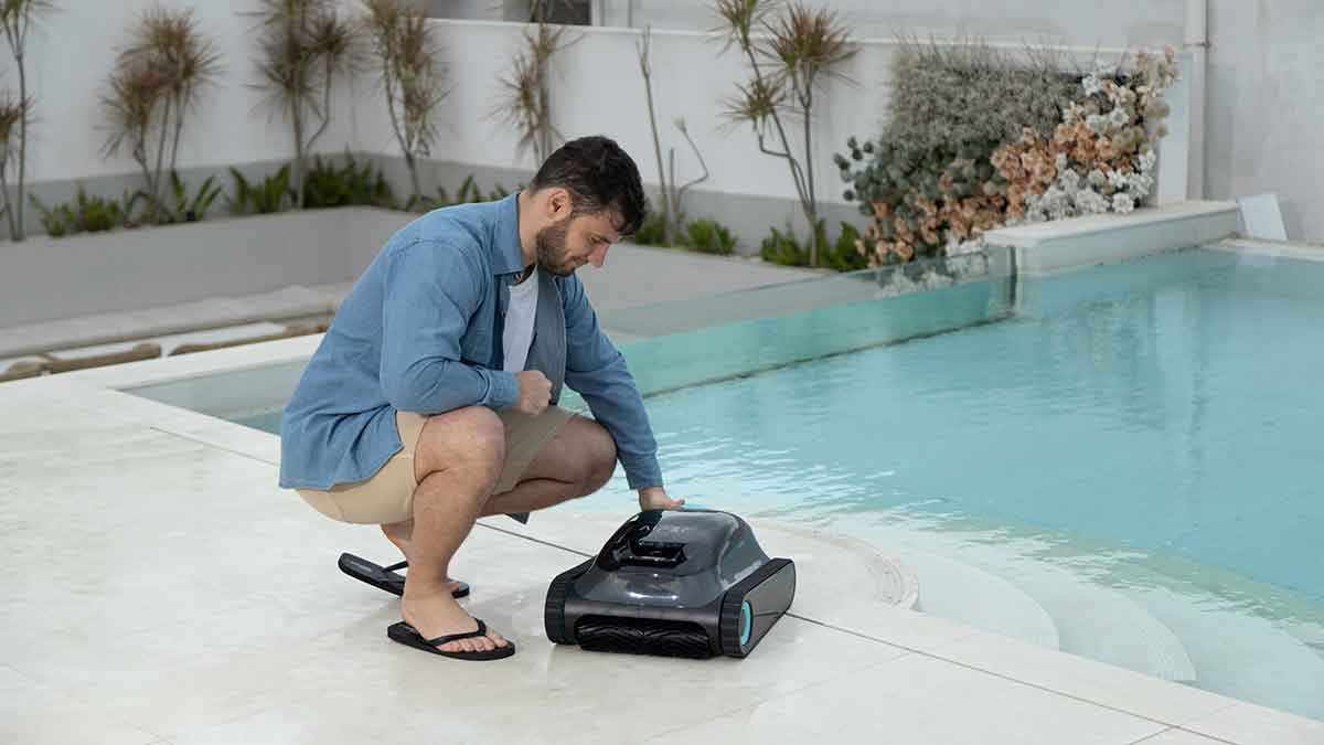 Cordless pool vacuum operating underwater