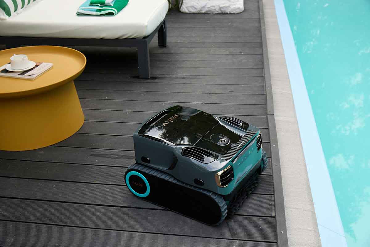 Robotic inground pool vacuum operating independently of the pool filter