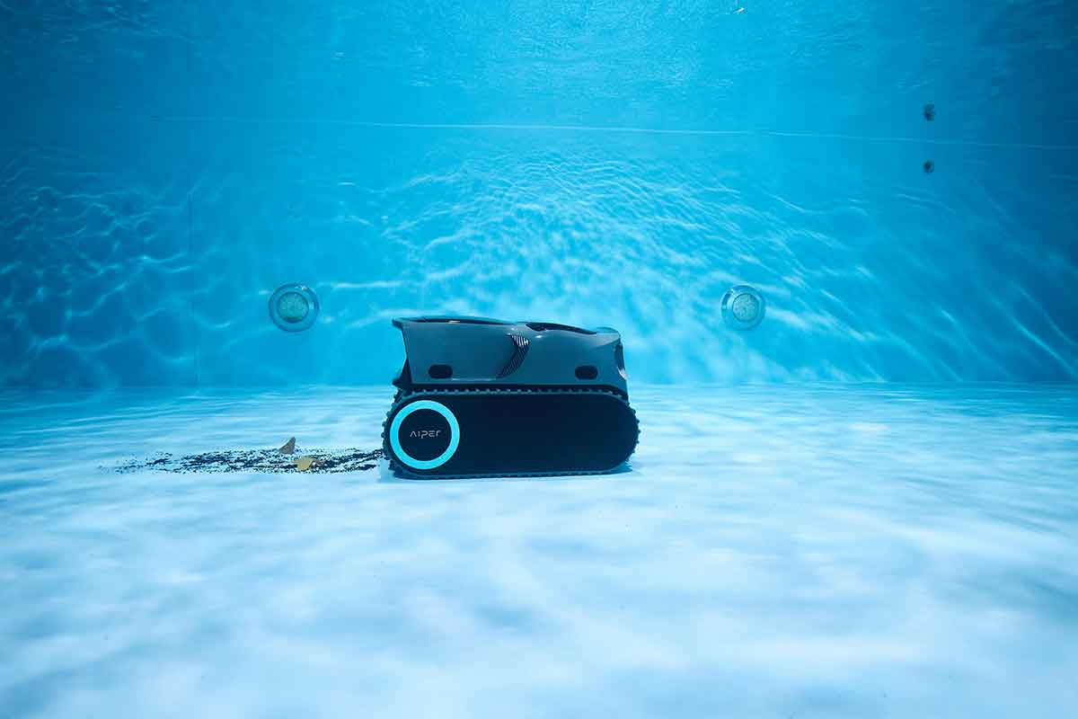 Robotic pool maintenance cleaner operating without a floating cable