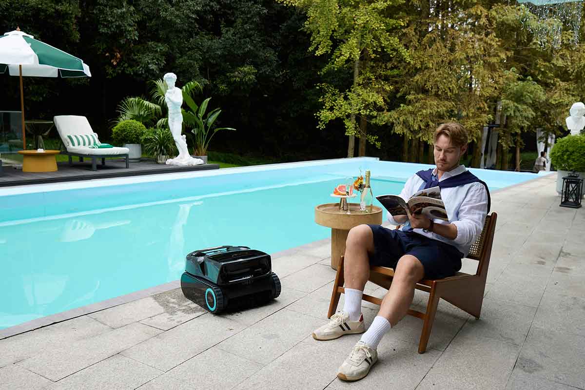 Smart swimming pool cleaner operating during an automated cleaning cycle