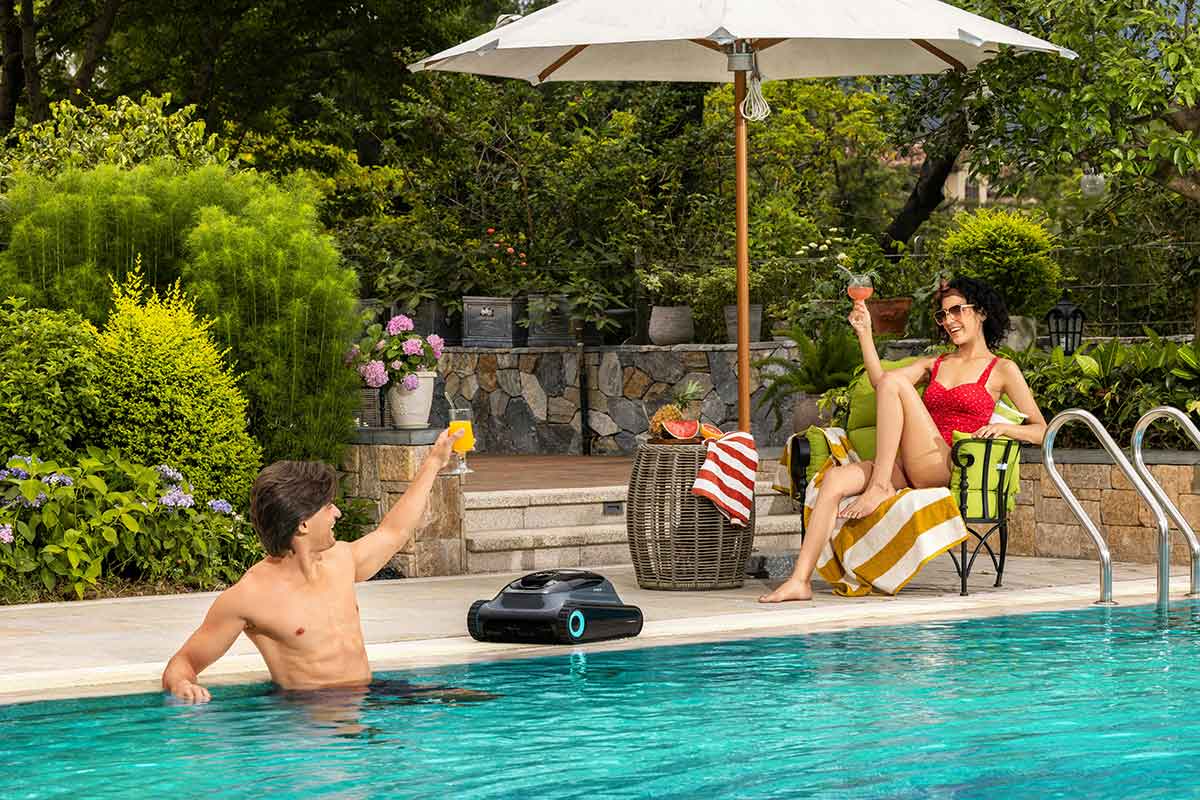Swimming pool cleaning robot operating independently underwater